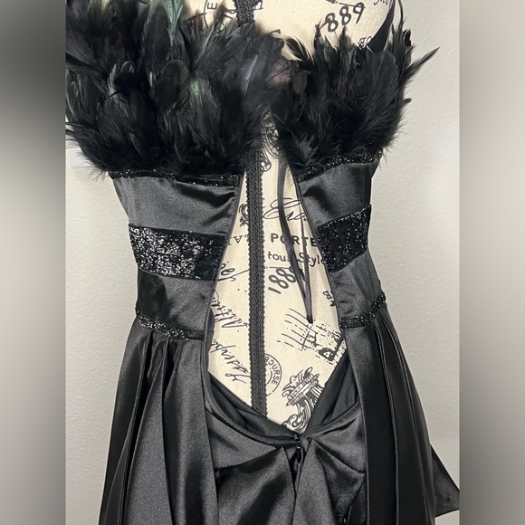 Elegant Black Feathered Strapless Dress - Picture 6 of 11